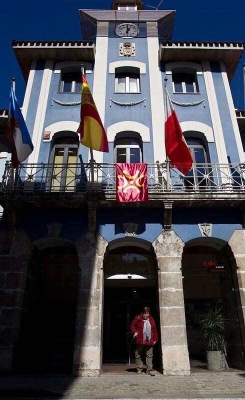El lábaro, en el balcón del Ayuntamiento de El Astillero. 