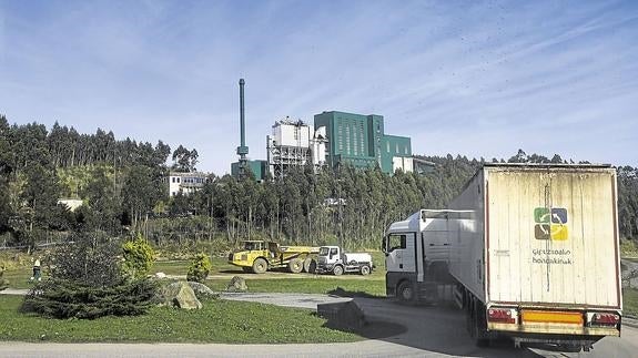 Uno de los primeros camiones con basura guipuzcoana que llegaron en febrero al vertedero de Meruelo.