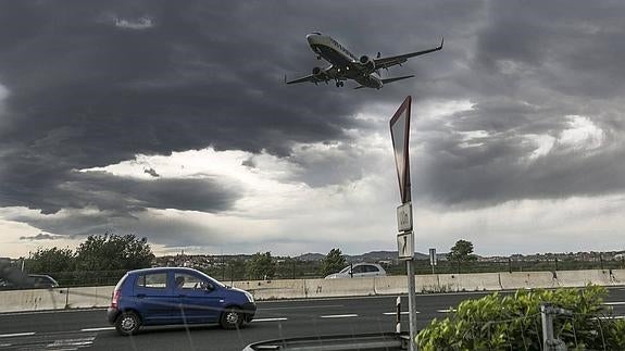 Un avión de Ryanair se aproxima al Seve Ballesteros en un día de fuerte viento sur.