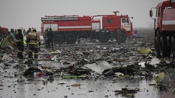 Los restos del avión han quedado espacidos por toda la pista