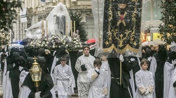 La lluvia restó vistosidad al paso de la Virgen Dolorosa, que tuvo que ser cubierto.