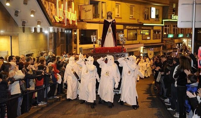 Procesión del Perdón subiendo por la calle Ruamayor de Santander.