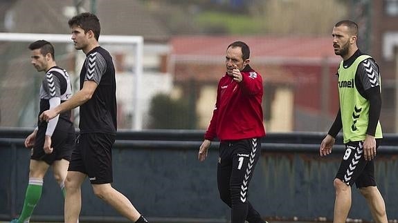 Dioni, a la derecha, durante un entrenamiento del Racing.