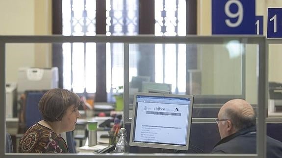 Empleados de Hacienda revisan las declaraciones de los contribuyentes en Santander