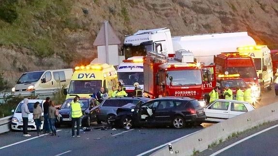 Un accidente múltiple tapona la Autovía del Cantábrico (A-8) en dirección Bilbao en octubre de 2015