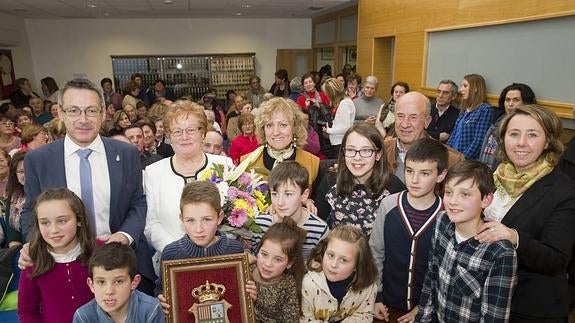 Emilia González reconocida como 'Mujer de Campoo de Enmedio 2016'