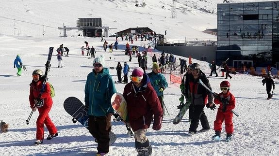 La estación de Alto Campoo espera una buena afluencia de esquiadores. Ofrece buen tiempo y hasta dos metros de nieve.