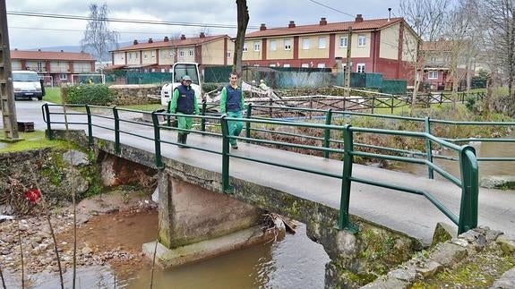 Por el puente de Barros apenas pasa un furgoneta de tamaño medio.