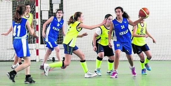 Carlota Trueba, Isabel Odriozola y Carmen Miguel juegan el balón entre Sandra Carril, Nayara Abascal y Rosana Pelayo.