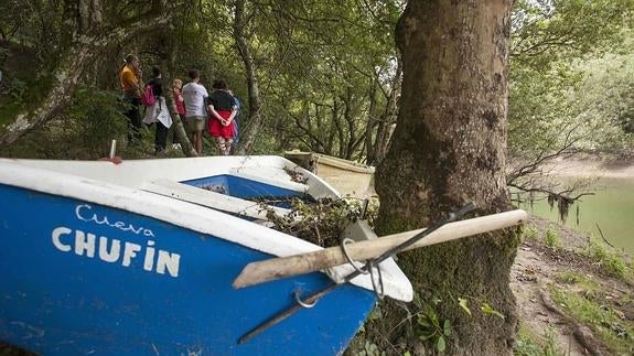 Visitantes acceden a la cueva de Chufín por las fincas adyacentes.