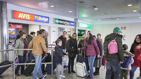 Los primeros pasajeros procedentes de Bélgica llegan al aeropuerto Seve Ballesteros.