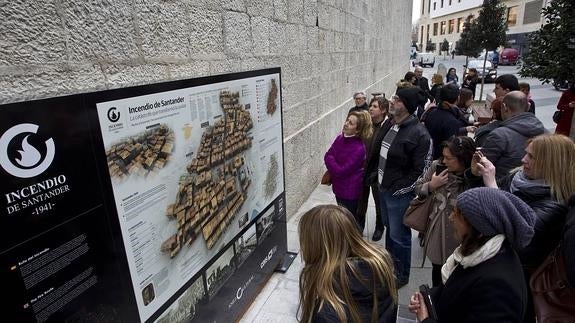 El tótem de la calle Cádiz despertó el interés de vecinos y turistas el primer día de la puesta en marcha de 'La ruta del incendio'.