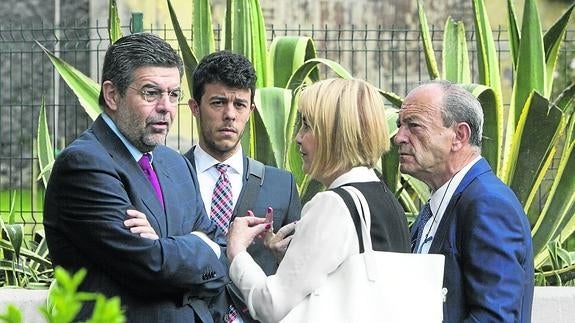 Ángel Agudo y Francisco Javier López Marcano, con sus abogados, en una imagen de archivo. 