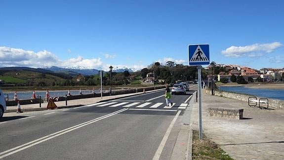 Fomento amplía la acera del puente de La Maza