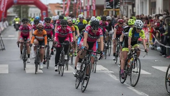 Las ciclistas élite del Bizkaia Durango animaron la primera cita de esta Copa de España.