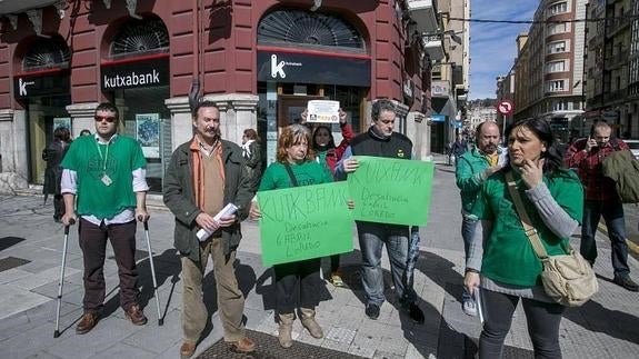 Media docena de activistas de la PAH, concentrados esta mañana ante una sucursal de Kutxabank en Santander.