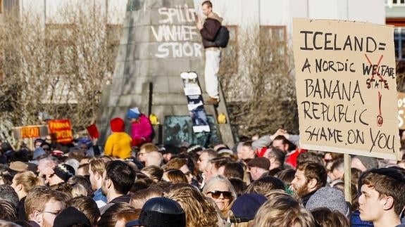 Protesta que pide la renuncia del primer ministro islandés, Sigmundur David Gunnlaugson, implicado en el caso de los 'Papeles de Panamá, frente al Parlamento en Reykjavic (Islandia).