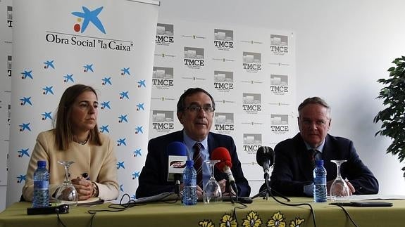 De izquierda a derecha, Juncal Herreros, concejala de Cultura; José Manuel Cruz Viadero, alcalde de Torrelavega, y César Gil, director de Instituciones de Caixabank en Cantabria.