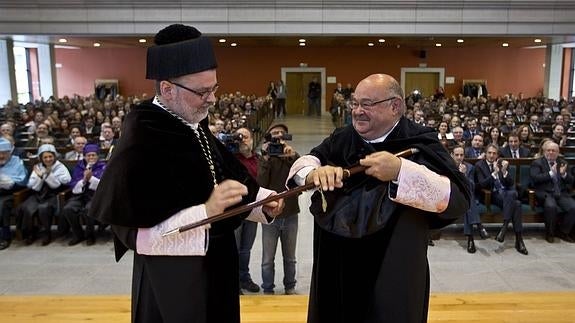 Ángel Pazos recibe el bastón de José Carlos Gómez Sal.