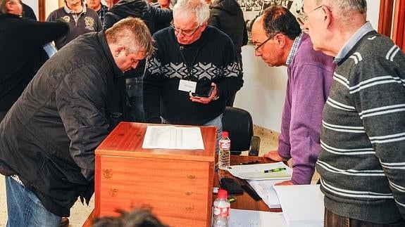 Peláez (izquierda), en la votación 