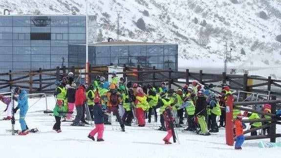 Un grupo de esquiadores vascos, ayer en la estación de Alto Campoo.