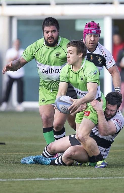 Latrónico lleva el oval en el partido ante El Salvador.