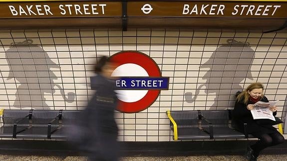 Estación de metro de Baker Street con la característica figura del detective