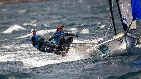 Tamara Echegoyen (izquierda) y Berta Betanzos ya son primeras en el Europeo de 49er FX.