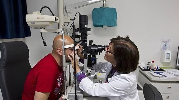 Una oftalmóloga revisa a uno de sus pacientes el último día de consulta en el Hospital Valdecilla.