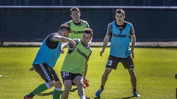 Óscar Fernández trata de quitar la pelota a Jon García, ante Álvaro Peña y Borja Docal.
