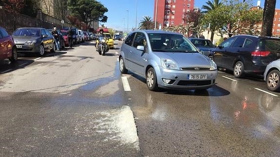 El agua fluye por la calzada en General Dávila como consecuencia de la rotura de la tubería delante del hospital de Santa Clotilde.