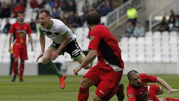 Migue García sale despedido después de una fuerte entrada de Lázaro en el partido ante el Tudelano.