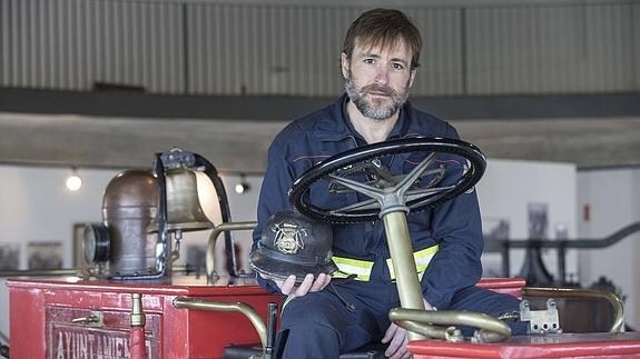 Manuel González, en el vehículo Merry del Museo de los Bomberos de Santander