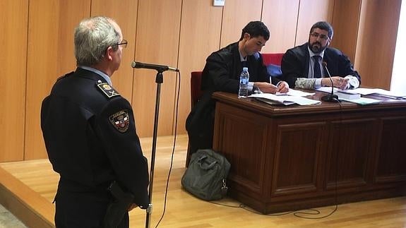 Salmón, jefe de la Policía Local de Camargo, responde al fiscal en la vista celebrada ayer en el recinto judicial de Las Salesas.