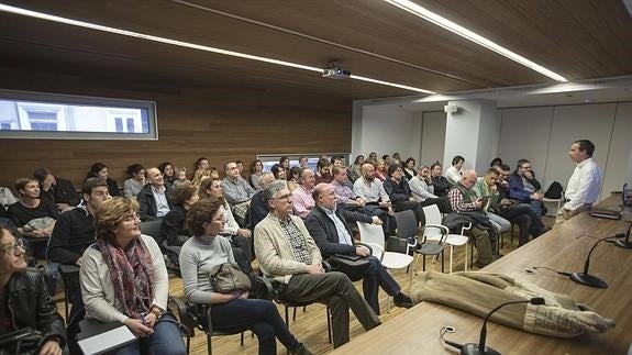 El Colegio de Médicos ha celebrado este martes una asamblea para debatir el asunto.