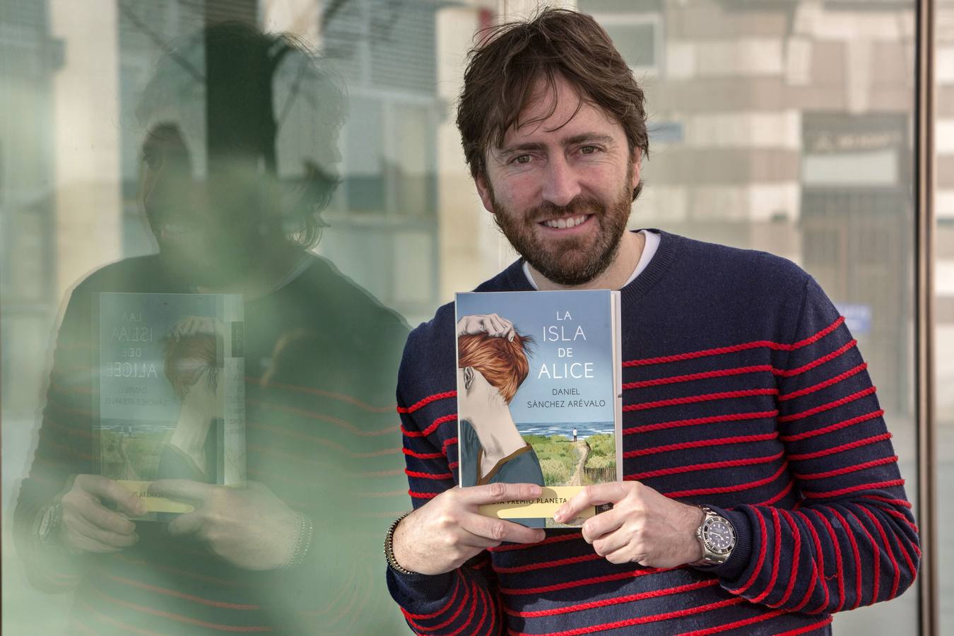 El cineasta y escritor presentará su novela 'La isla de Alice', finalista del Planeta