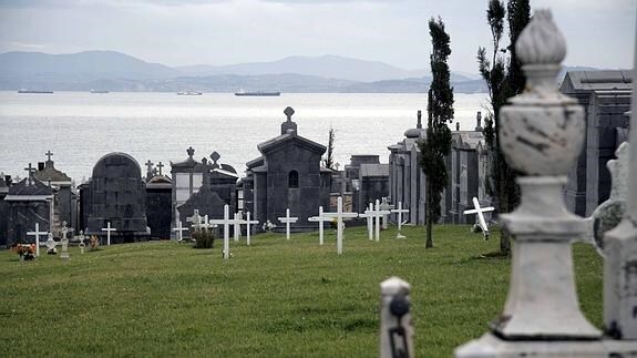Castro exhumará cien sepulturas si las concesiones no se renuevan en un mes