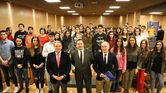 Íñigo Noriega (centro), junto a Fermín Gutiérrez (izda), Santiago Salazar y alumnos de Periodismo.