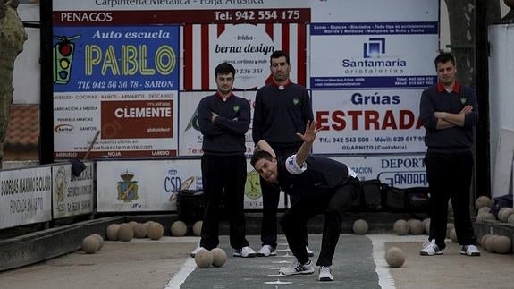 David Gandarillas lanza una bola ante la mirada de Manuel Domínguez, Jorge González y Carlos Gandarillas.