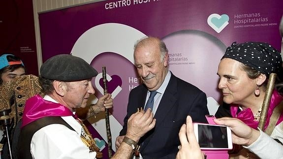 Del Bosque recibe la felicitación de los asistentes al acto.