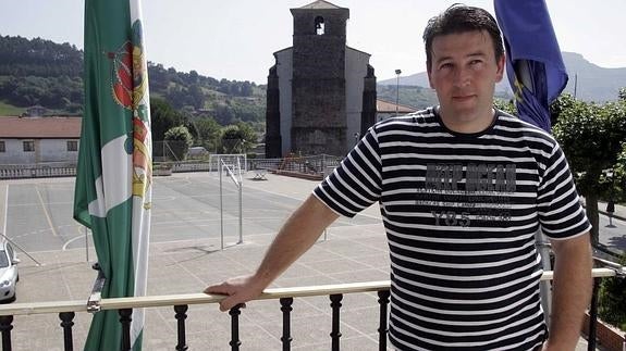 Javier Eguren, durante su etapa como alcalde pedáneo de Sámano.
