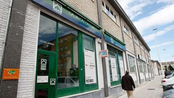 Liberbank reduce a cuatro las oficinas atendidas por personal en Torrelavega