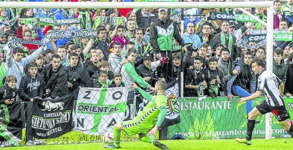 Dioni se lanza al suelo para rematar el balón y marcar el que a la postre sería el gol de la victoria del Racing. :: javier cotera