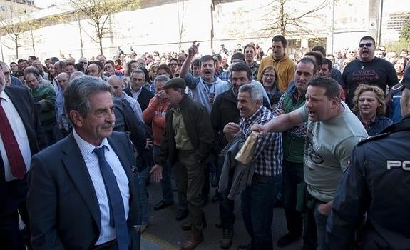 Protesta de ganaderos cántabros por el precio de la leche.