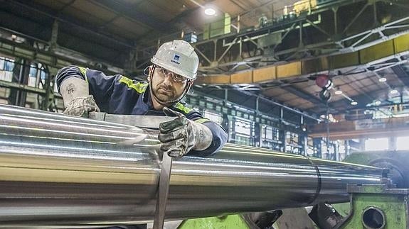 Operario en la factoría de Gerdau en Reinosa.