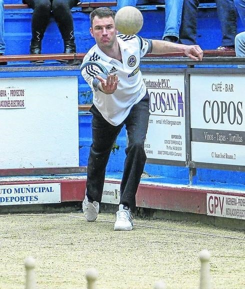 Iván Gómez, con la camiseta de la Bolística de Torrelavega Siec