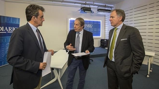 El consejero de Industria, Francisco Martín, y el presidente de la CEOE, Lorenzo Vidal de la Peña, flanquean al subdirector de EL DIARIO Jesús Serrera.