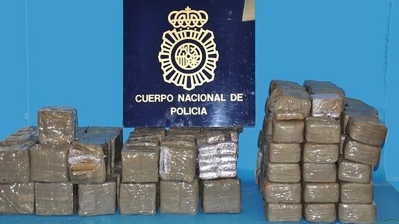 Fardos de hachís que el detenido ocultaba en tres maletas.