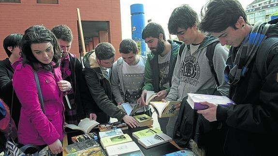 Los alumnos aprovecharon el buen tiempo para acercarse a los stands del día del libro en la plaza del Interfacultativo.  