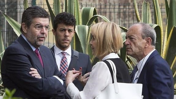 Ángel Agudo y Javier López Marcano, escuchan a su abogada, antes de declarar en el juzgado por el 'caso Racing'.